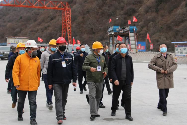 四川省副省長(zhǎng)、黨組成員楊洪波在九綿高速LJ9項(xiàng)目調(diào)研疫情防控和復(fù)工復(fù)產(chǎn)情況