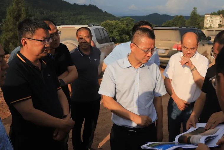 四川省交通運輸廳黨組成員、總工程師王茂奎到鎮(zhèn)廣高速王通段A1合同段調研