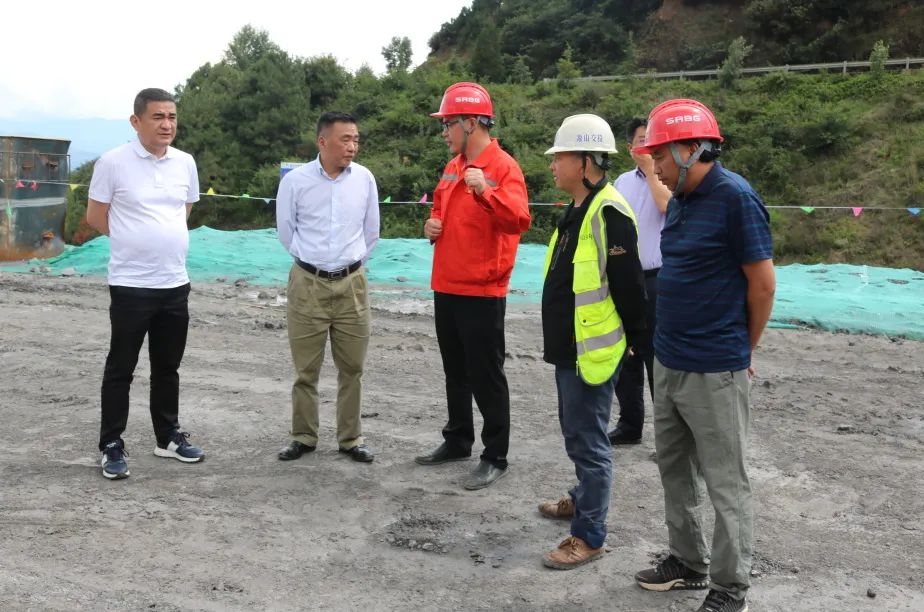 涼山州委常委、政法委書記阿石拉比到G348線(原S307）鹽源小高山隧道工程SG標段項目檢查工作