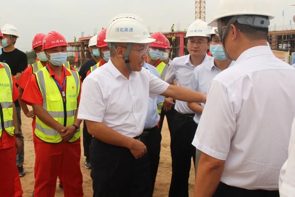 河北省政府副省長、黨組成員胡啟生深入石家莊東、石家莊南收費站改建工程項目視察工作