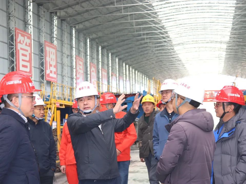 川交公司黨委副書(shū)記、董事、總經(jīng)理杜江林到久馬高速公路C1總承包項(xiàng)目檢查指導(dǎo)工作