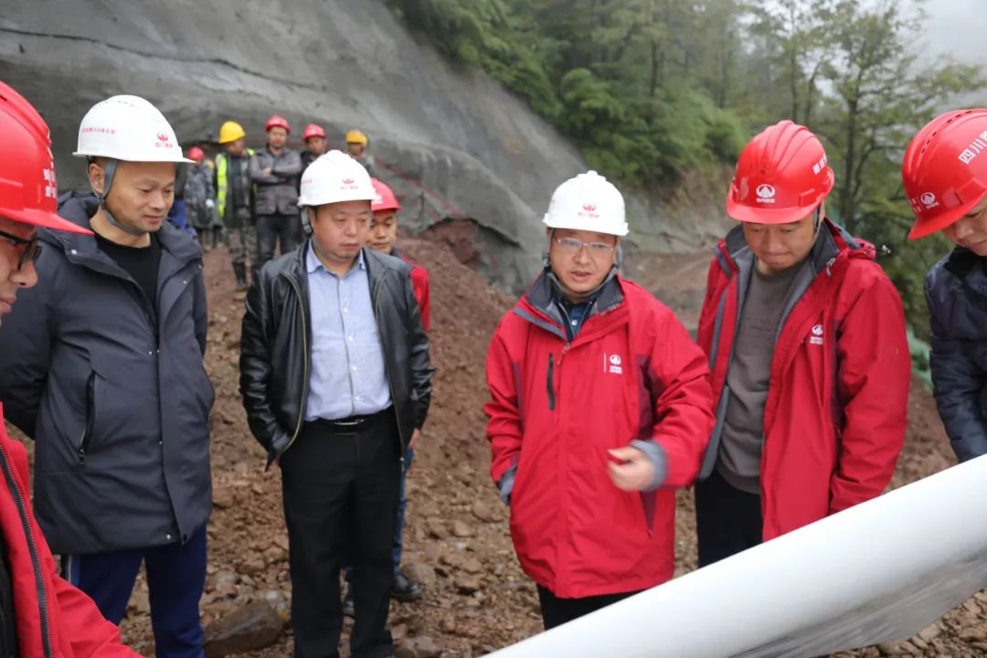 川交公司黨委委員、監(jiān)事會主席左孔海到樂西高速S1-6項目檢查指導(dǎo)工作