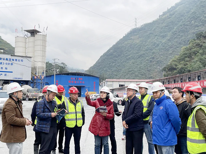 四川省交通宣傳中心主任、中國交通報駐四川記者站站長吳丹到大峽谷隧道調(diào)研