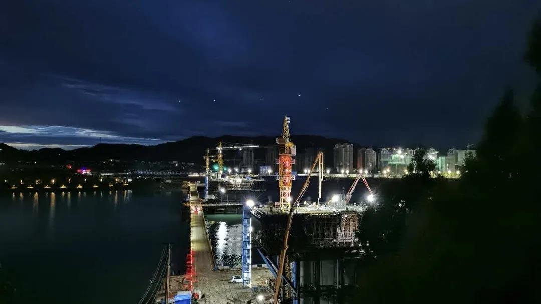 南部嘉陵江三橋主橋1#墩最后一個41米超寬超大角度斜腹板0#塊成功完成澆筑！