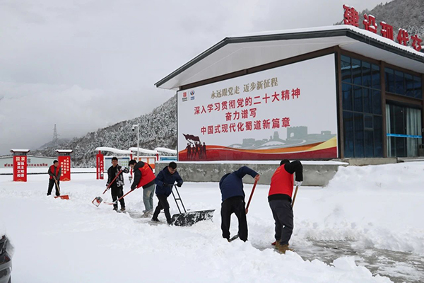 安全帽上的積雪比點贊更耀眼