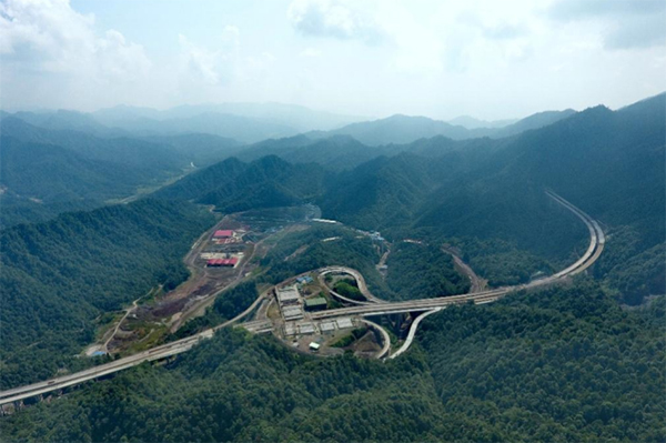 中國(guó)公路聚焦樂西高速S1-6項(xiàng)目團(tuán)隊(duì)